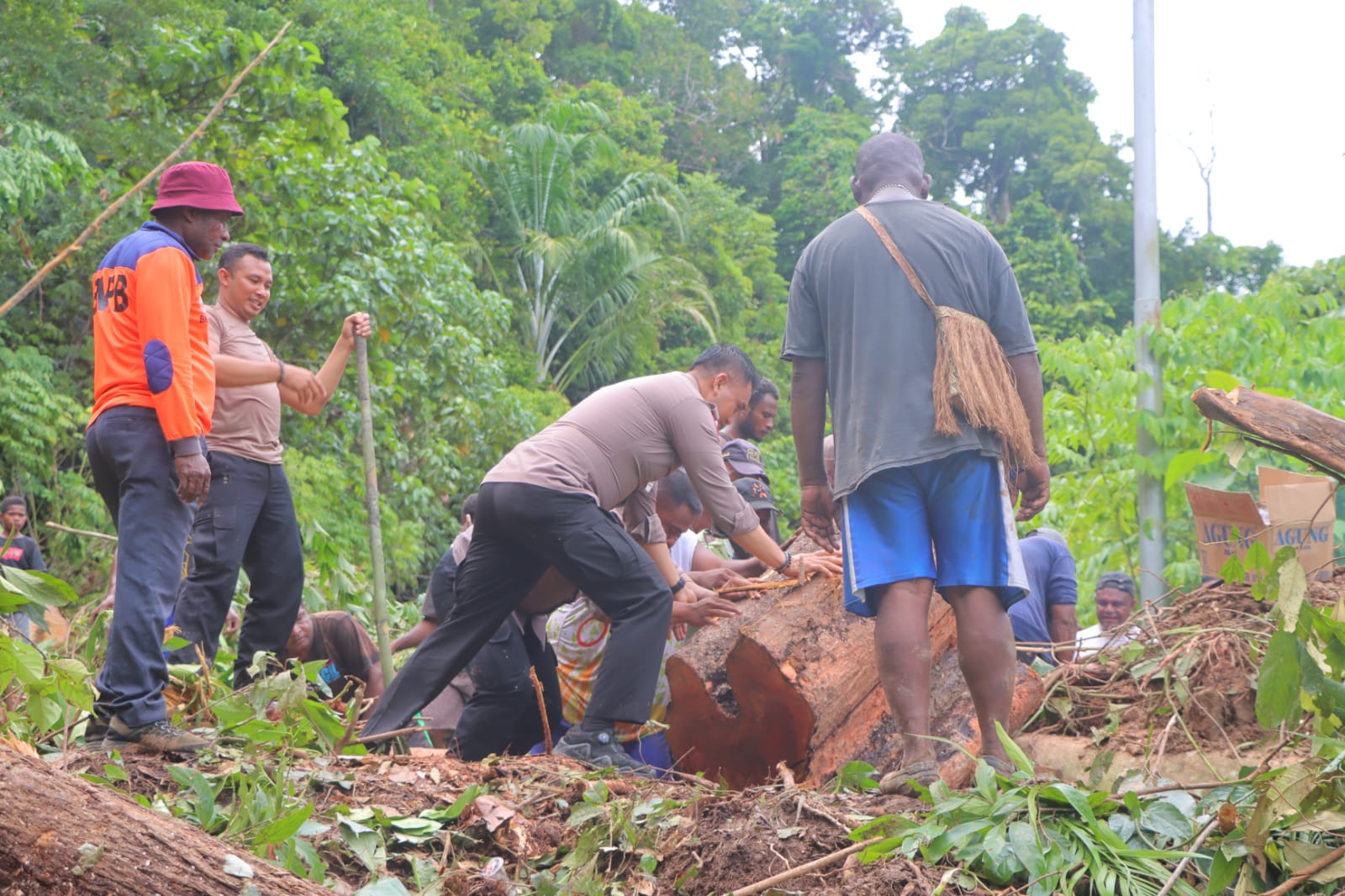 Polres Supiori Respon Cepat Tangani Longsor DI Tanjakan Yendoker Bersama Masyarakat Dan BNPB Supiori