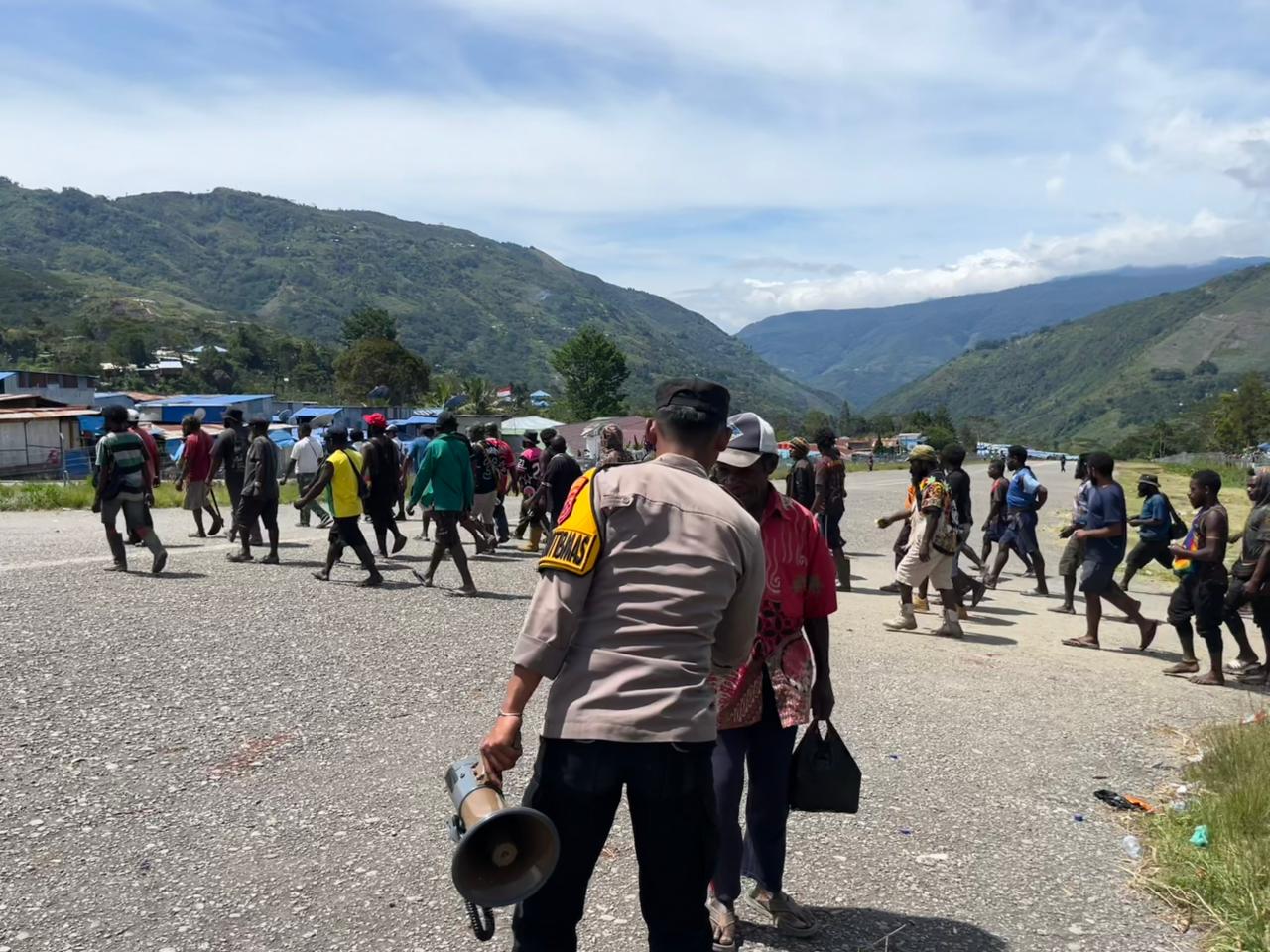 Bhabinkamtibmas Polres Tolikara Laksanakan Door To Door System (DDS) Kamtibmas Ke Pemukiman Warga