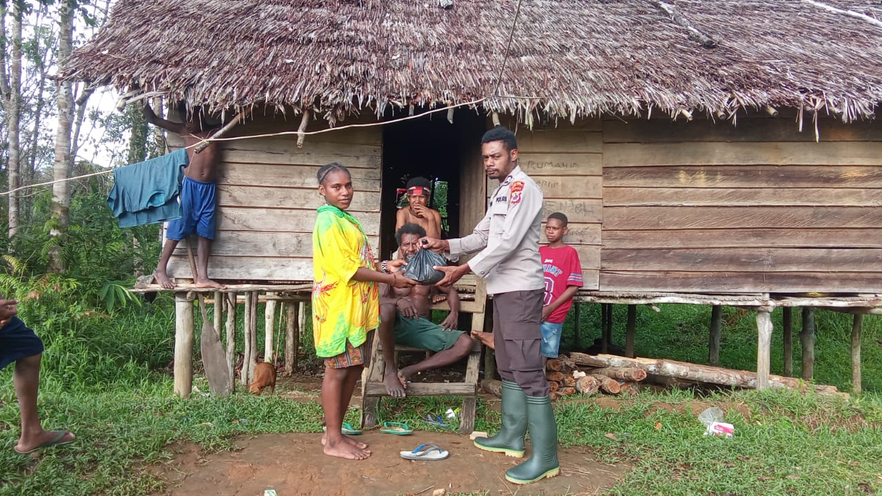 Briptu Yoseph Dasem Gelar Himbauan Kamtibmas Dan Bagikan Sembako Kepada Warga