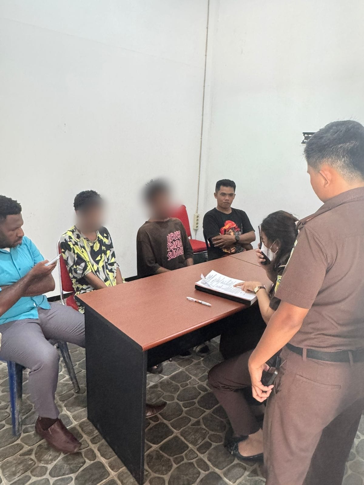 Sat Reskrim Polres Boven Digoel Serahkan Tersangka Pengeroyokan Ke Kejaksaan Negeri Merauke