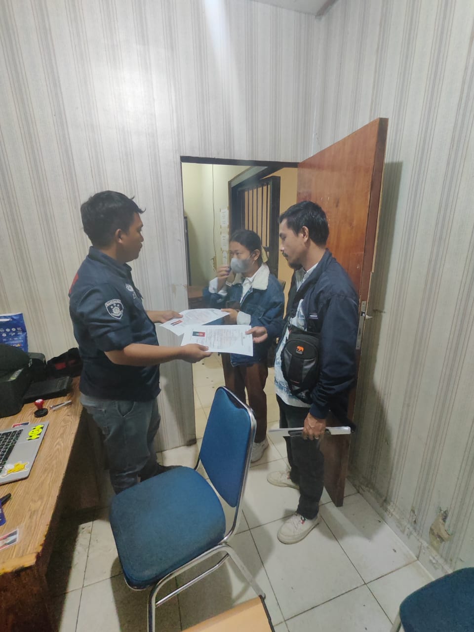 Sat Resnarkoba Polres Tolikara Berikan Pelayanan Surat Keterangan Bebas Narkoba (SKBN) Kepada Masyarakat