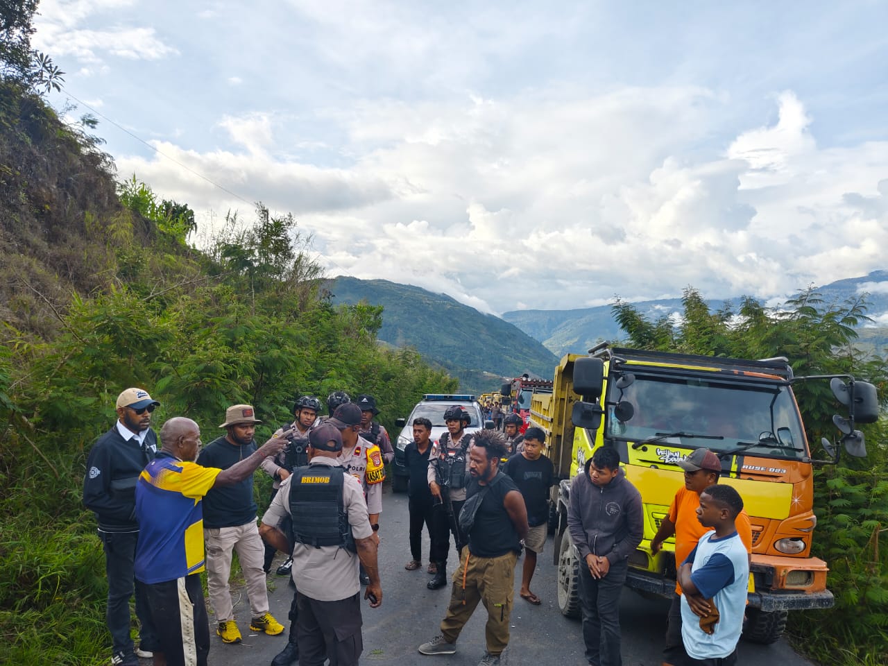 Tim Patroli Polres Tolikara Respon Cepat Penahanan 20 Truk di Desa Naggulurik Distrik Wenam