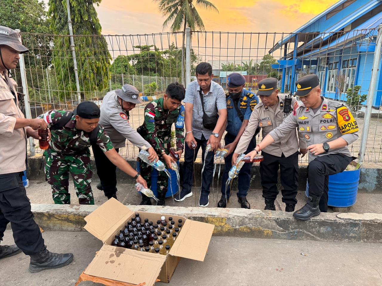 Polsek Kpl Merauke Bersama Aparat Terkait Berhasil Amankan Miras Ilegal Saat Kedatangan Kapal Putih Km. Sirimau