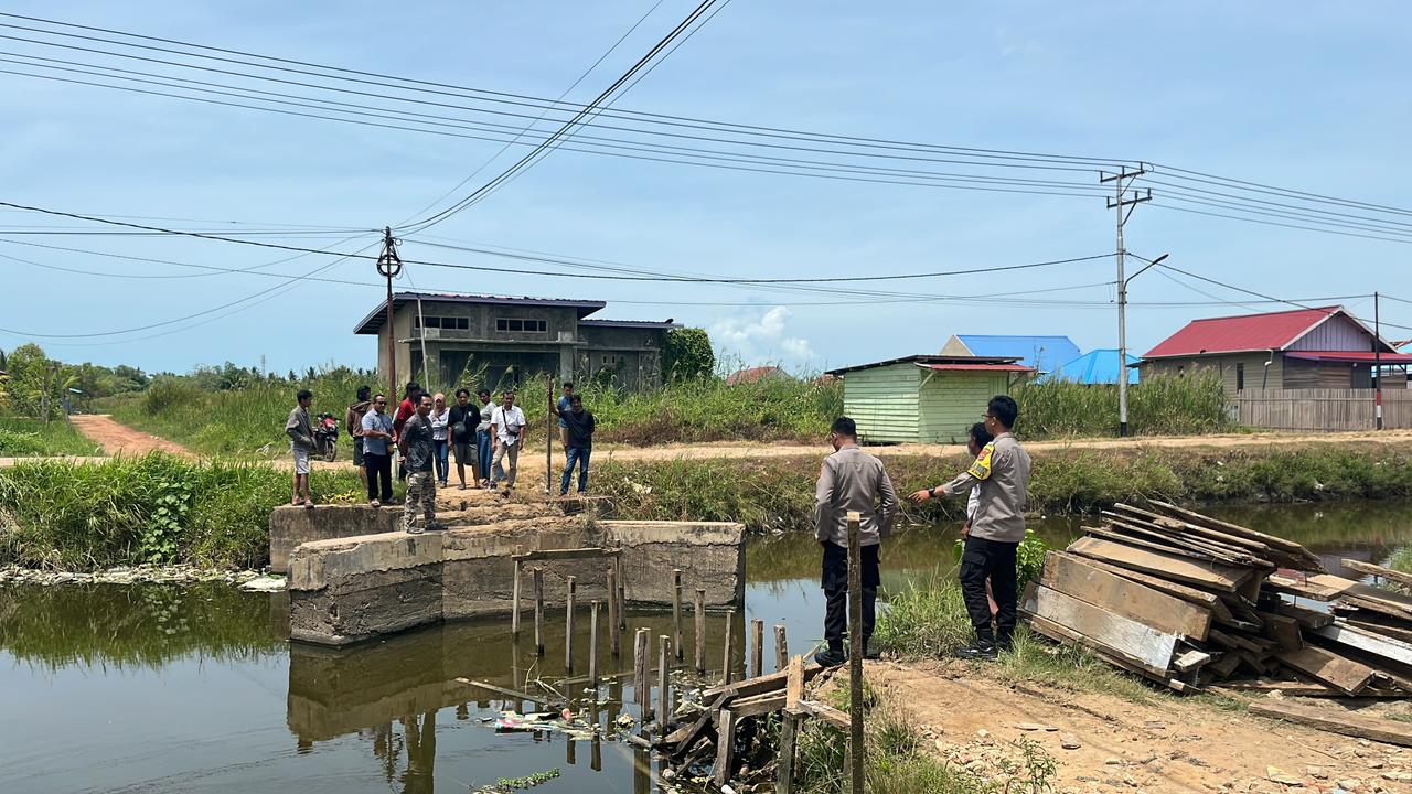 Bhabinkamtibmas Berikan Arahan Terkait Pembongkaran Jembatan Penghubung Di Kali Weda Merauke