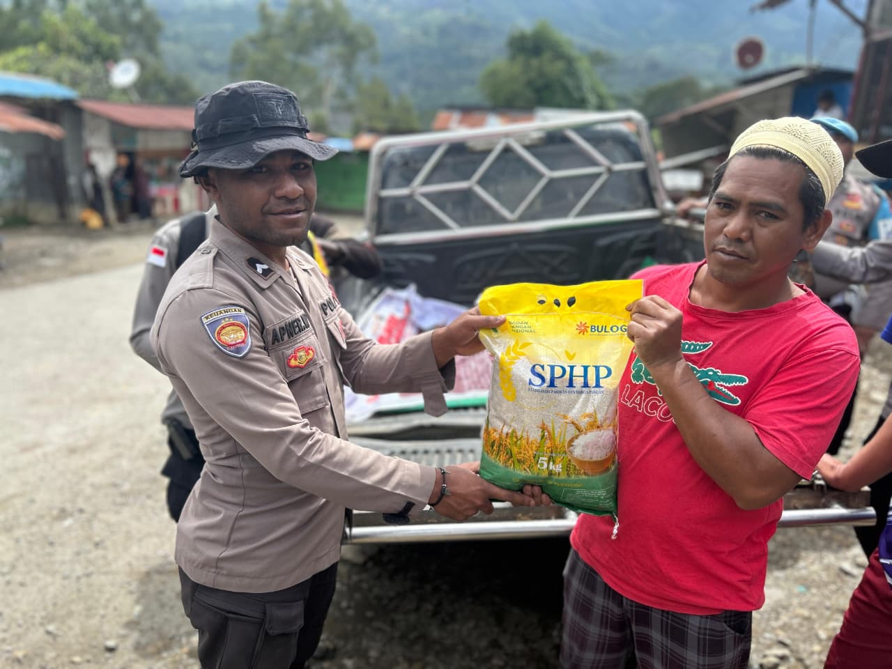 Polres Tolikara Gelar Gerakan Pangan Murah, 130 Sak Beras SPHP Ludes Terjual di Desa Ampera
