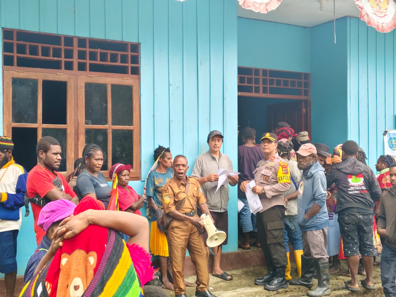 Polsek Bokondini Berikan Pengamanan Dan Himbauan Kepada Warga Yang Lakukan Pembuatan E-KTP, Kartu Keluarga dan Akta Kelahiran