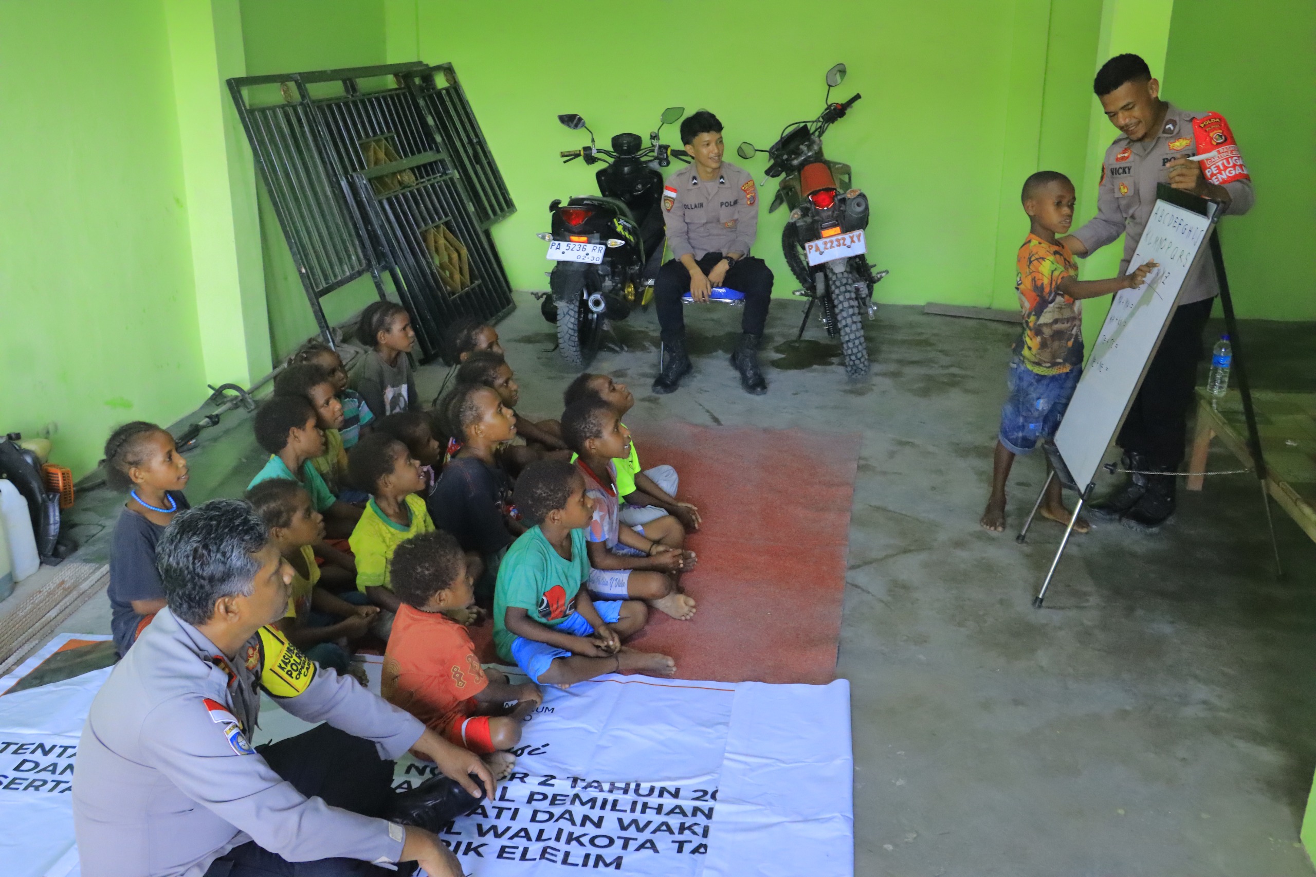 Subsatgas Si-Ipar Operasi Rasaka Cartenz Polres Yalimo Bangkitkan Semangat Belajar Anak-anak yang Tidak Bersekolah