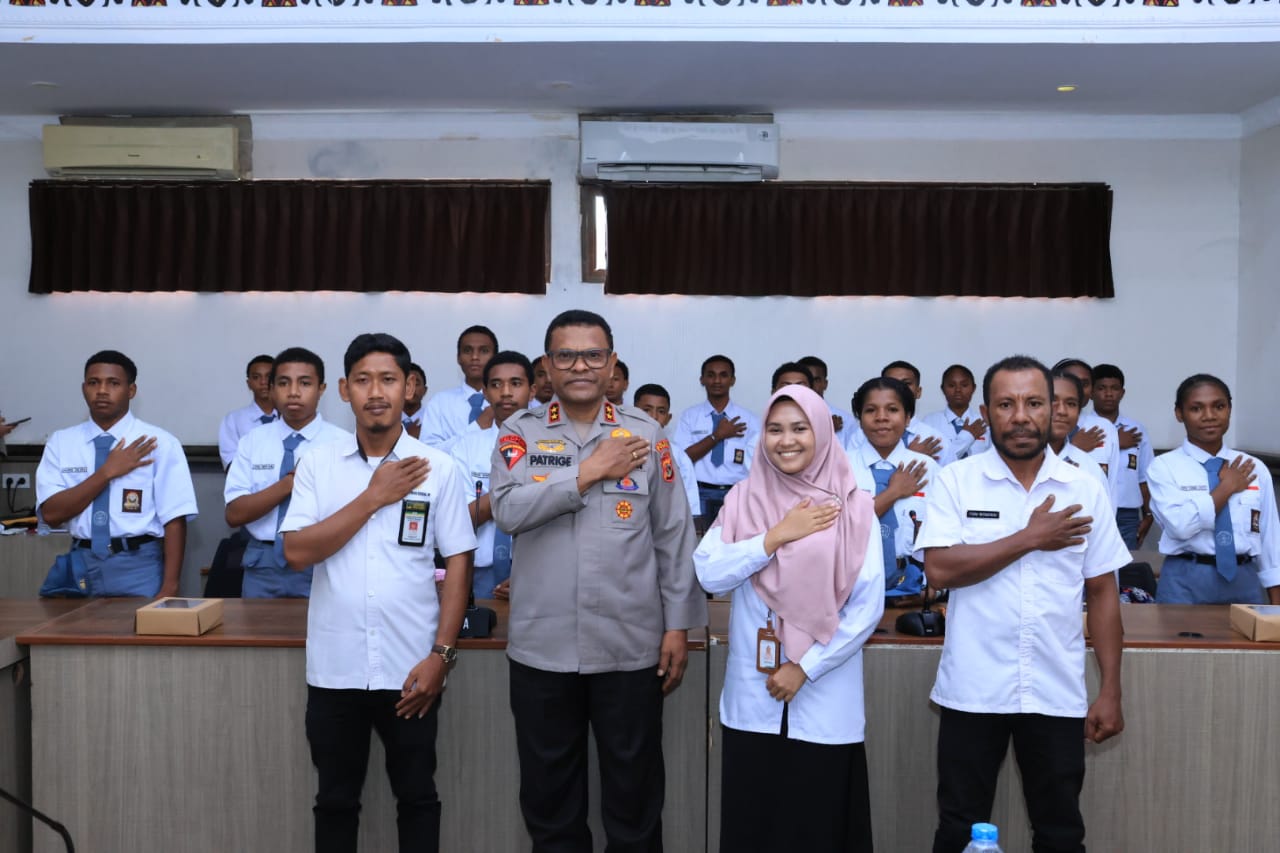 Kapolda Papua Beri Pembinaan kepada Pelajar SRMA 29 Jayapura tentang Peran Polri dan Pelajar