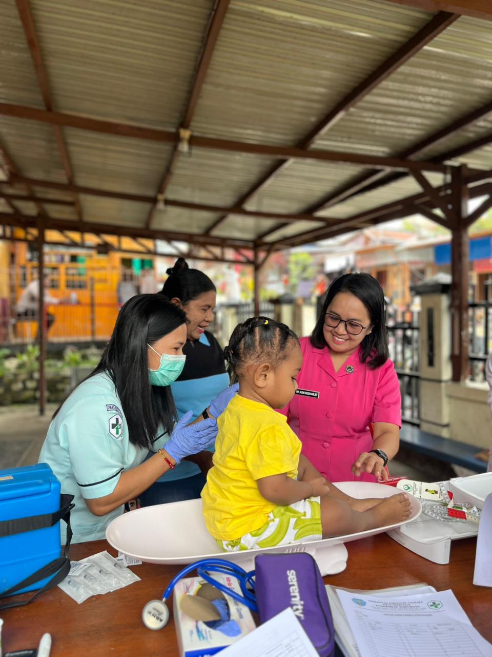 Bhayangkari Cabang Tolikara Gelar Posyandu Kemala Bersama Puskesmas Karubaga