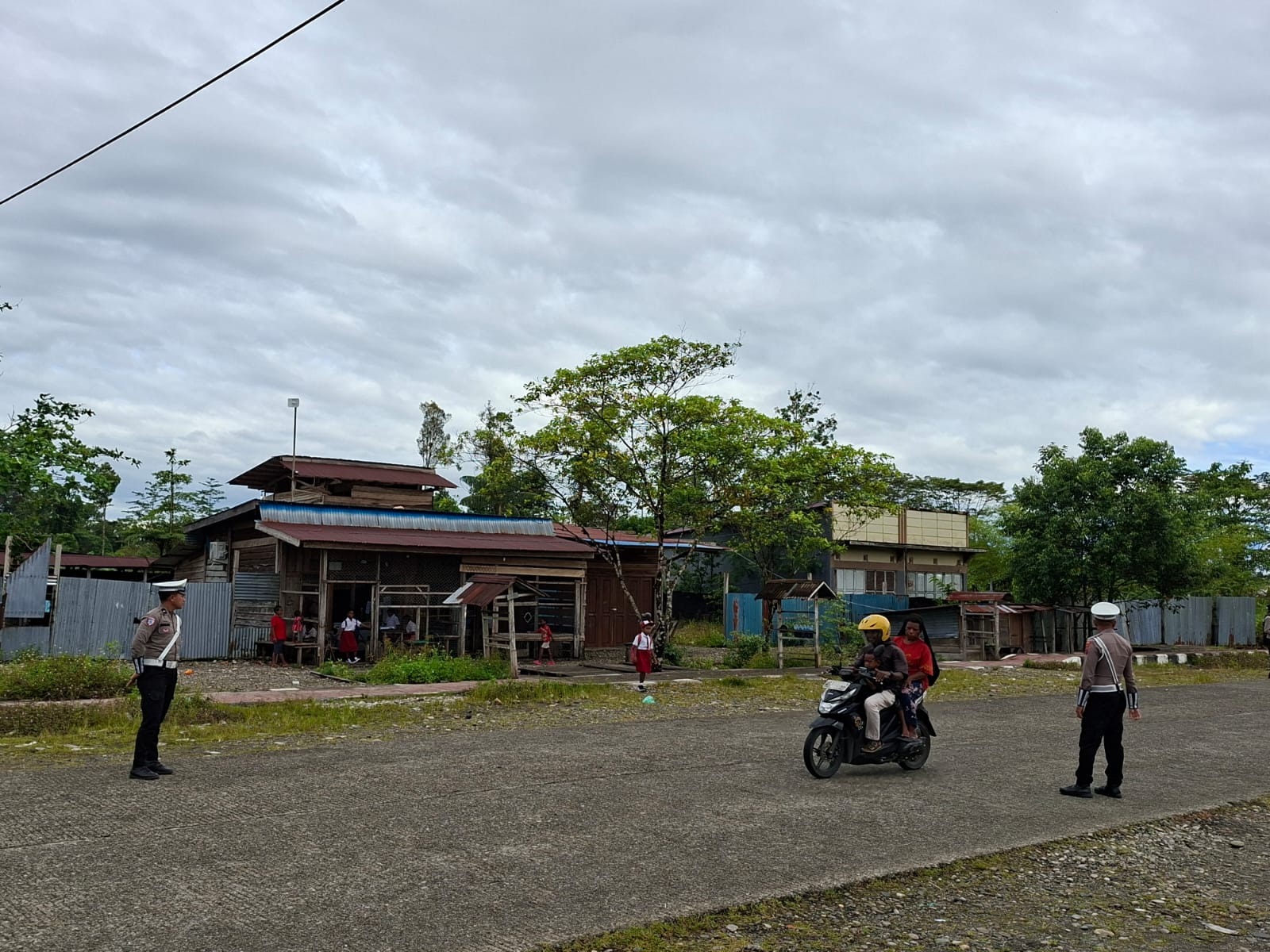 Polres Yahukimo dan Brimob Polda Papua Gelar Strong Point di Lokasi Keramaian, Tingkatkan Rasa Aman Warga