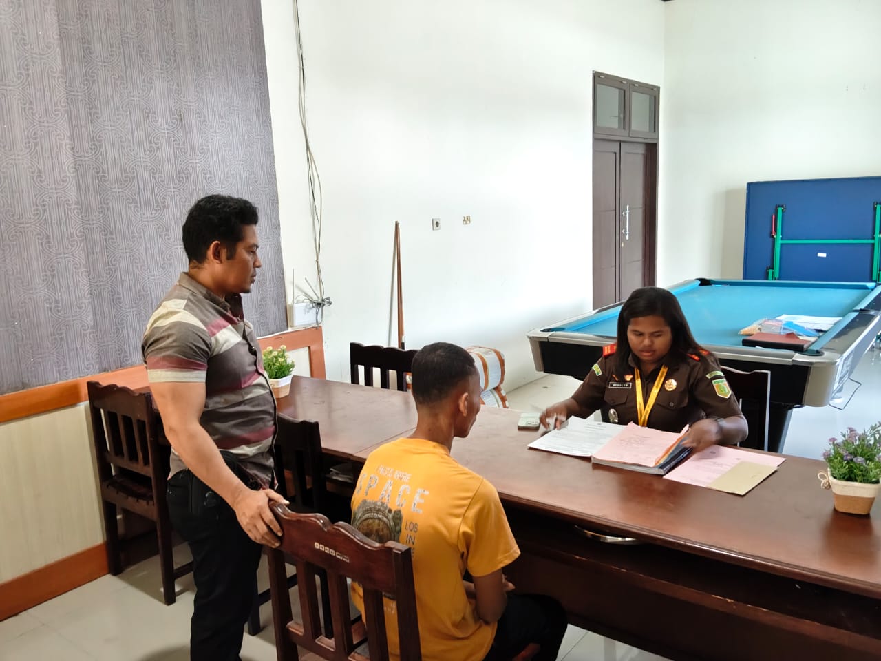 Satresnarkoba Polres Mimika Serahkan Tersangka Dan Barang Bukti Tahap II Perkara Tindak Pidana Kesehatan Ke Kejaksaan Negeri Mimika