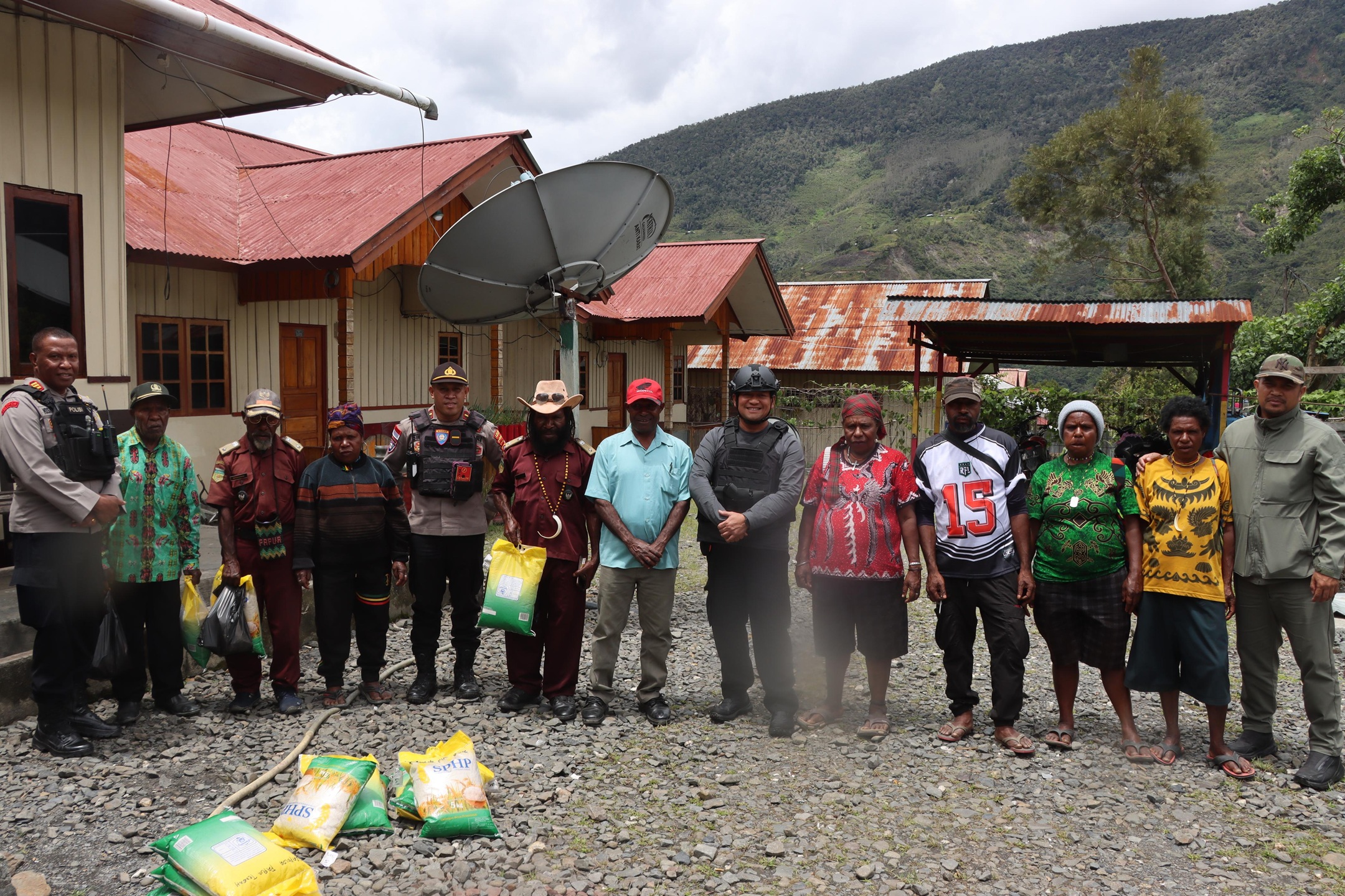 Bagikan Sembako ke Masyarakat, Irwasda Polda Papua Tengah Kunjungi Polsek Ilu Polres Puncak Jaya