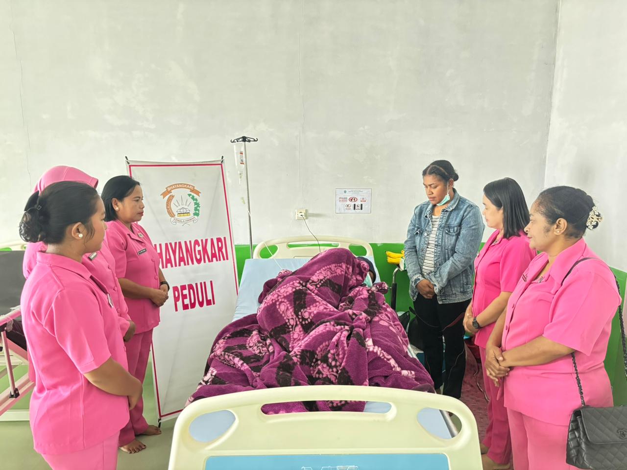 Bhayangkari Cabang Tolikara Laksanakan “Bhayangkari Peduli” Kepada Anggota Yang Sakit