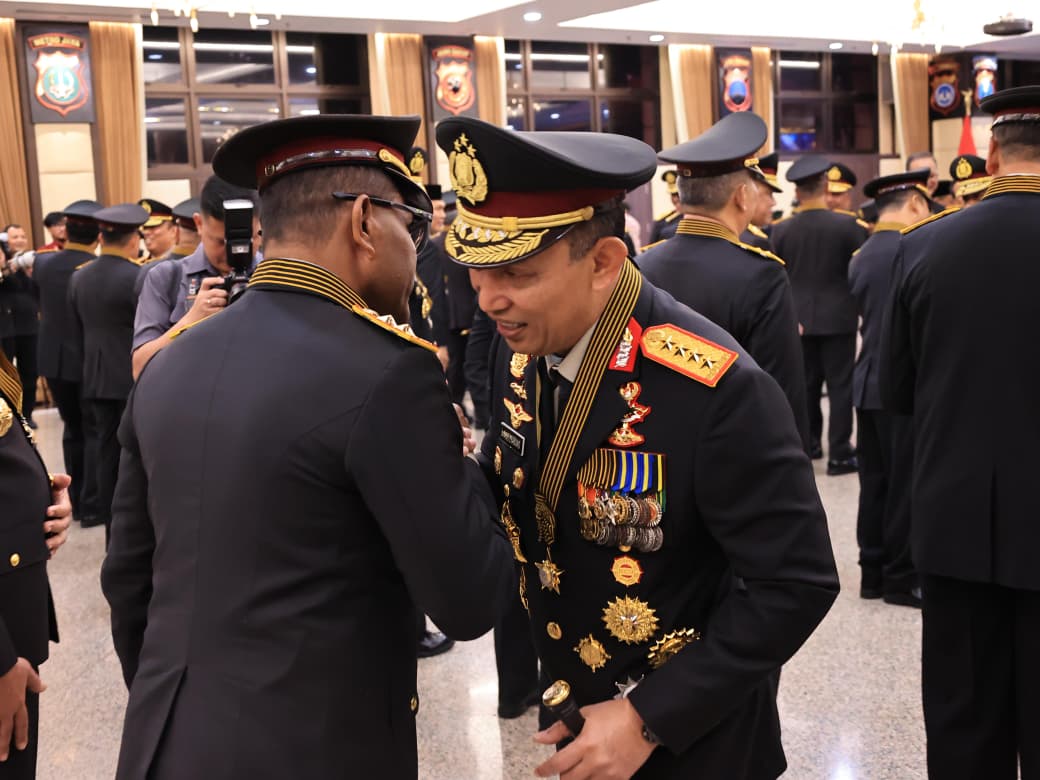Kapolda Papua Terima Tanda Kehormatan Bintang Bhayangkara Pratama