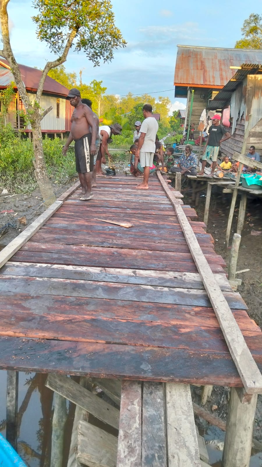 Polri Untuk Masyarakat Bantu Rehab Fasilitas Umum