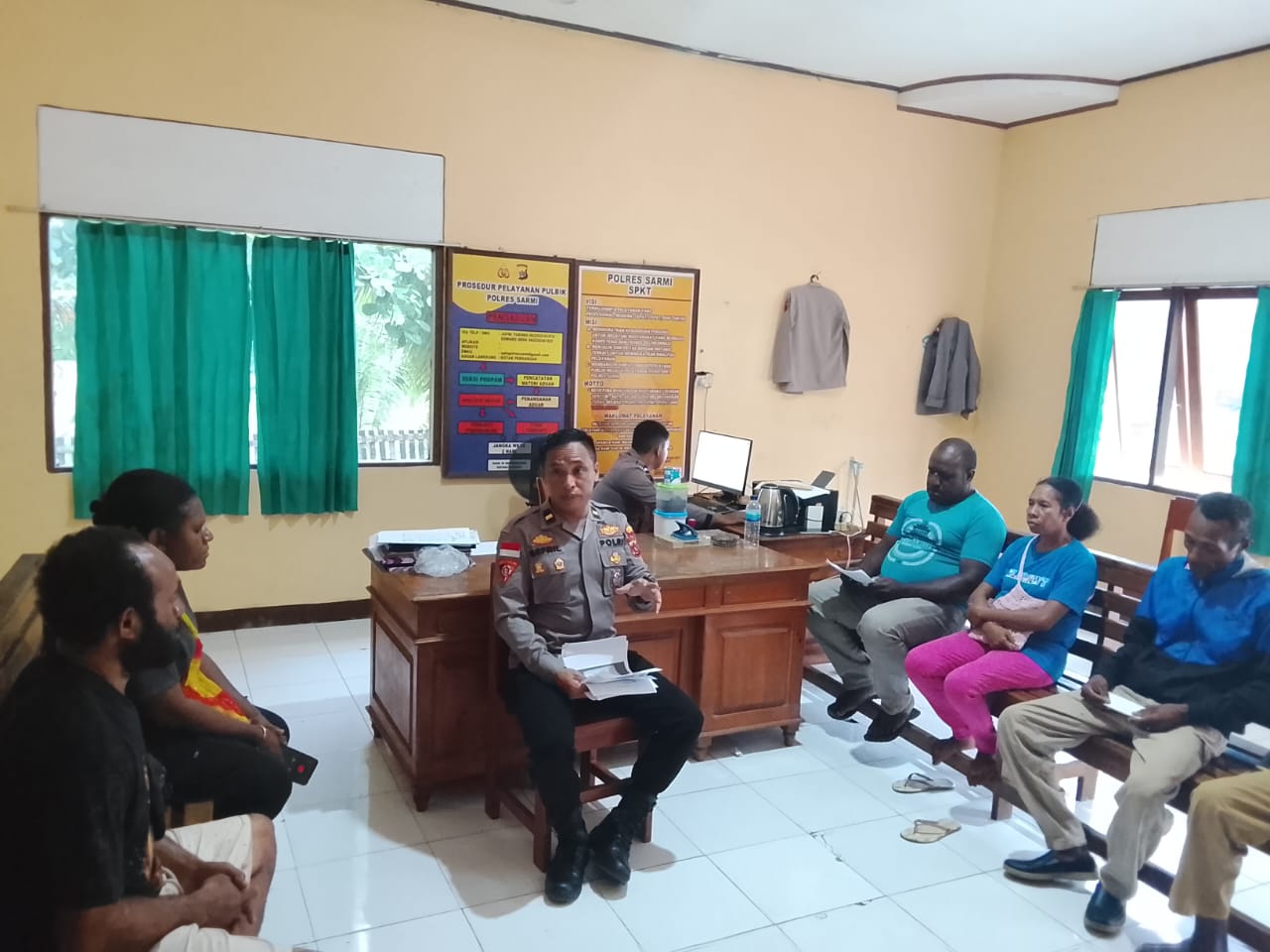 Bijak Bermedsos: Polres Sarmi Mediasi Warga yang Berselisih Lewat Restorative Justice
