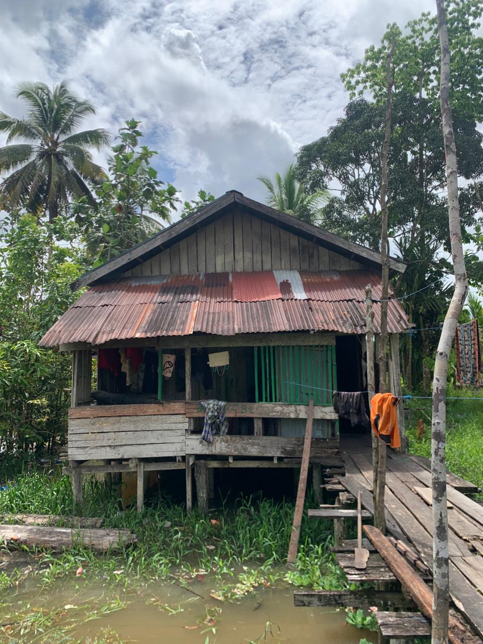 Polres Asmat Bantu Rehab Rumah, Wujud Kepedulian dan Gotong Royong Polri.