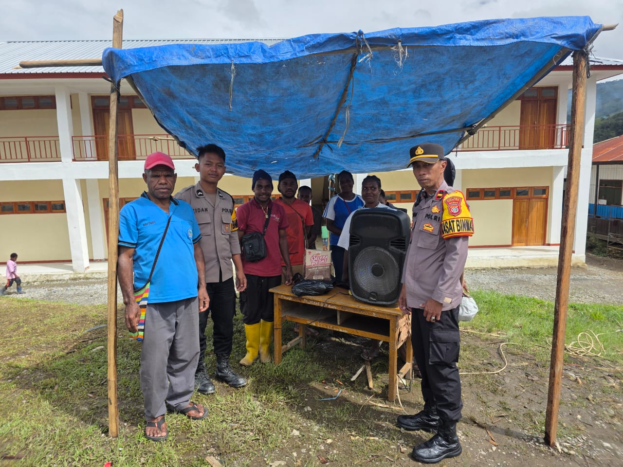 Sambut Hari Natal Di Sekolah SMA YPPGI, Sat Binmas Polres Tolikara Bagikan Sembako Kepada Panitia