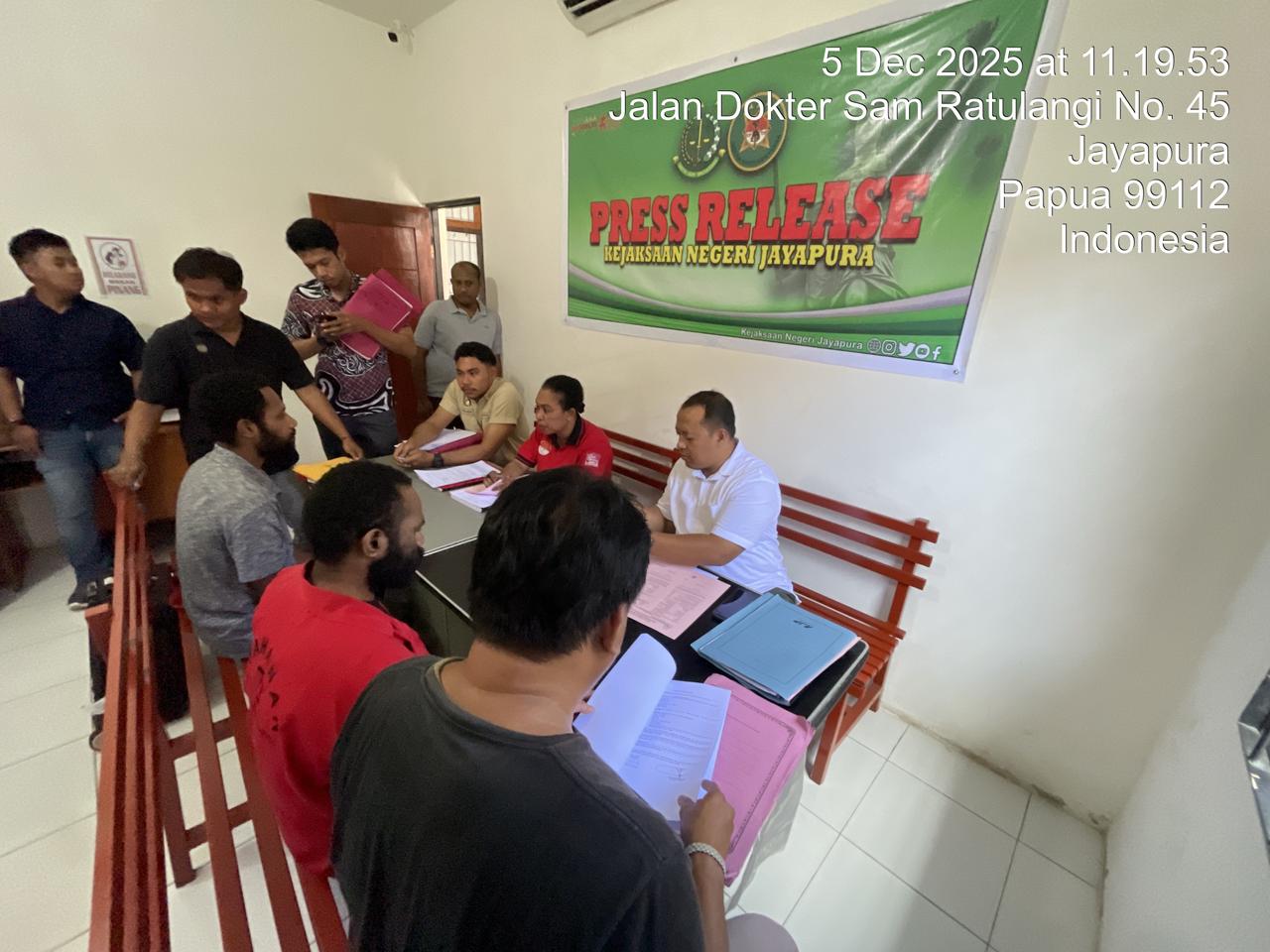 Polsek Sentani Kota Serahkan Tersangka dan Barang Bukti Kasus Pencurian ke Kejaksaan Negeri Jayapura