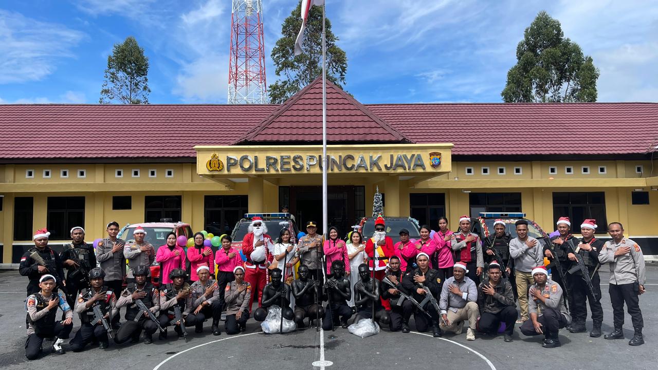 Polisi Santa Polres Puncak Jaya Hadirkan Keceriaan dan Kebahagiaan Jelang Perayaan Natal 2025