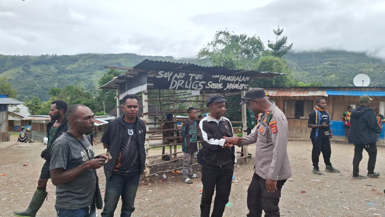 Jelang Natal, Tim Regu II Siaga Polres Tolikara Laksanakan Patroli Dialogis, Hadirkan Rasa Aman di Tengah Masyarakat