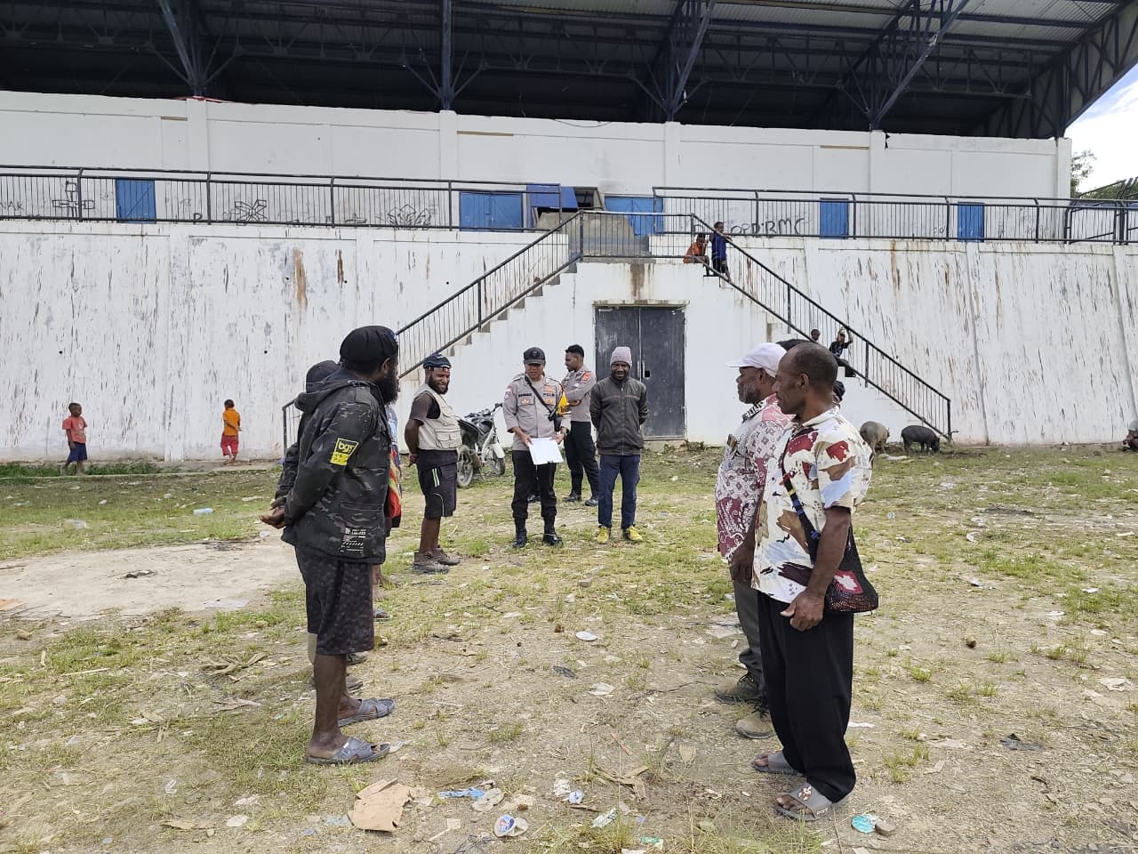 Sat Binmas Polres Tolikara Selesaikan Pelanggaran Norma Adat (Perzinahan) Secara Damai dan Kekeluargaan