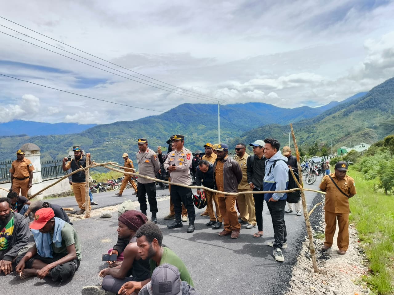 ‎Respon Cepat Polres Tolikara, BKO Brimob Serta Pemerintah Membuka Pemalangan Jalan Perkantoran Pemda Kabupaten Tolikara