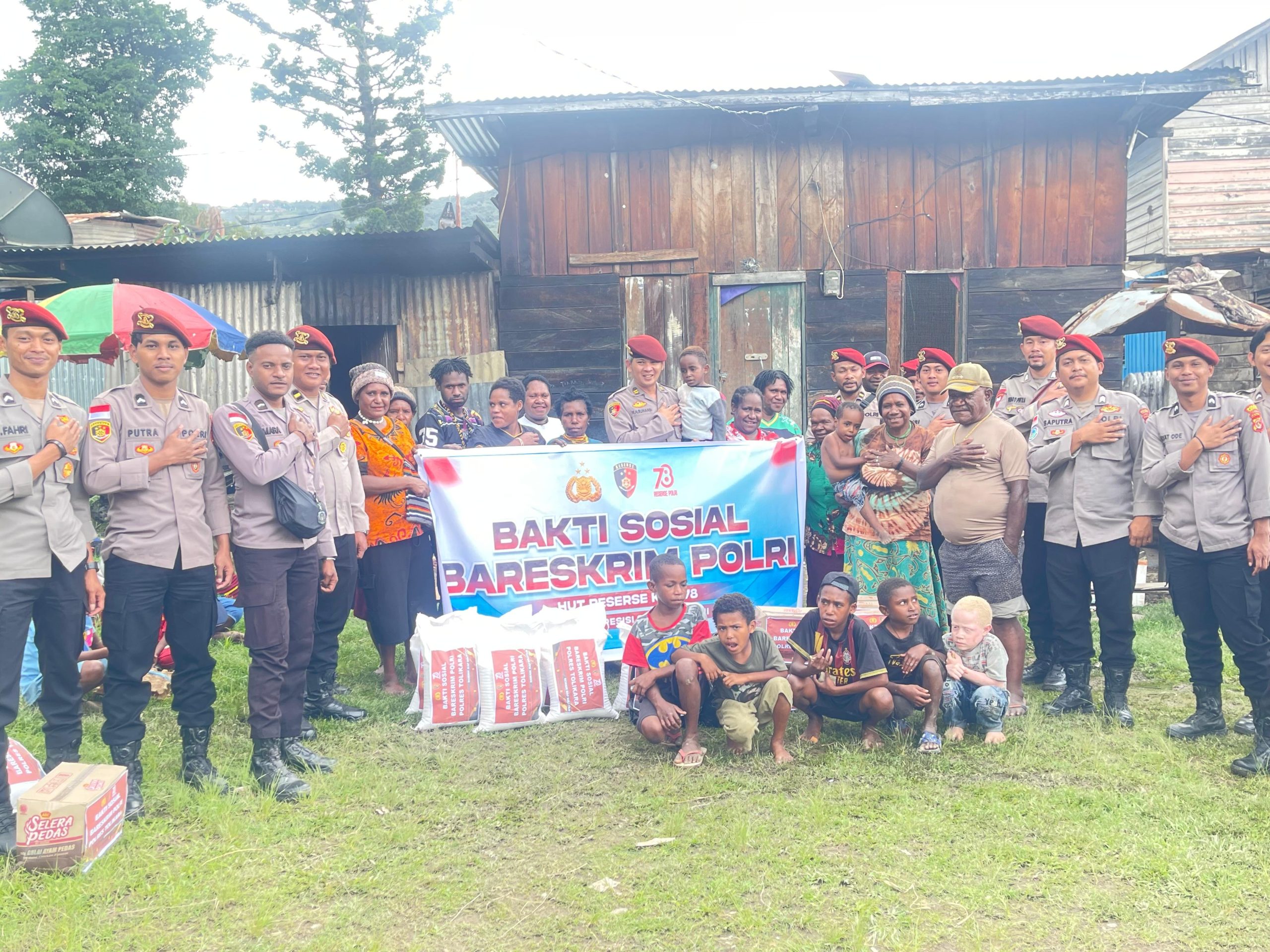 Meriahkan Hut Reserse Polri Ke – 78 Sat Resnarkoba & Sat Reskrim Polres Tolikara Gelar Bakti Sosial