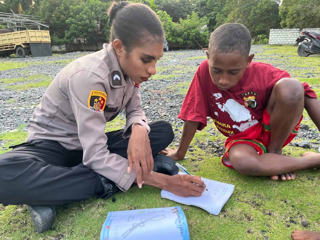 Subsatgas Si-Ipar Polres Jayapura Terus Konsisten Tingkatkan Literasi Warga Bahtera Hebron Doyo Baru