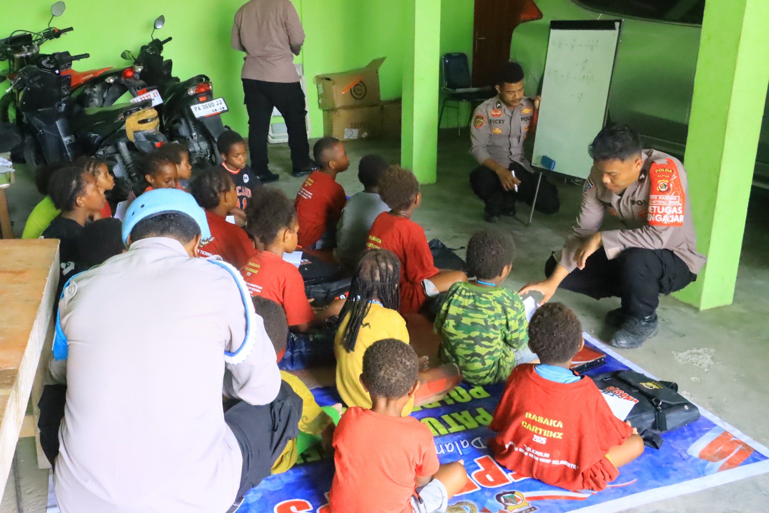 Belajar Membaca Dan Menulis Bersama Satgas Si-Ipar, Anak-Anak Yalimo Penuh Semangat