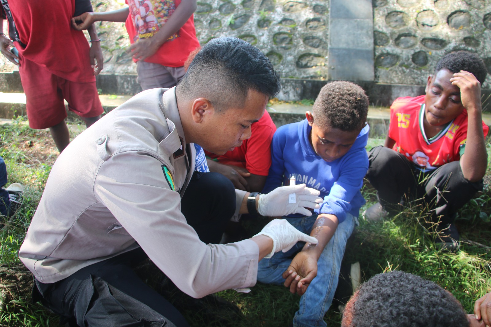 Subsatgas Keladi Sagu Gelar Pemeriksaan Kesehatan dan Pembersihan Luka Anak-Anak