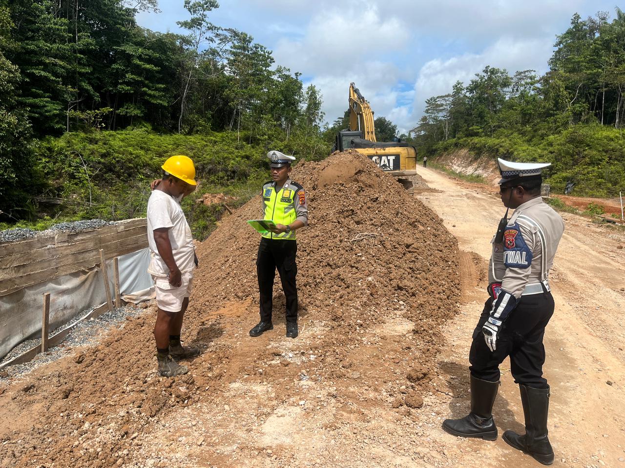 POLRES BOVEN DIGOEL LAKUKAN PENGAMATAN DAN PENDATAAN LOKASI LONGSOR SERTA RAWAN BANJIR DI RUAS JALAN TRANS PAPUA BOVEN DIGOEL KE KAB.MERAUKE