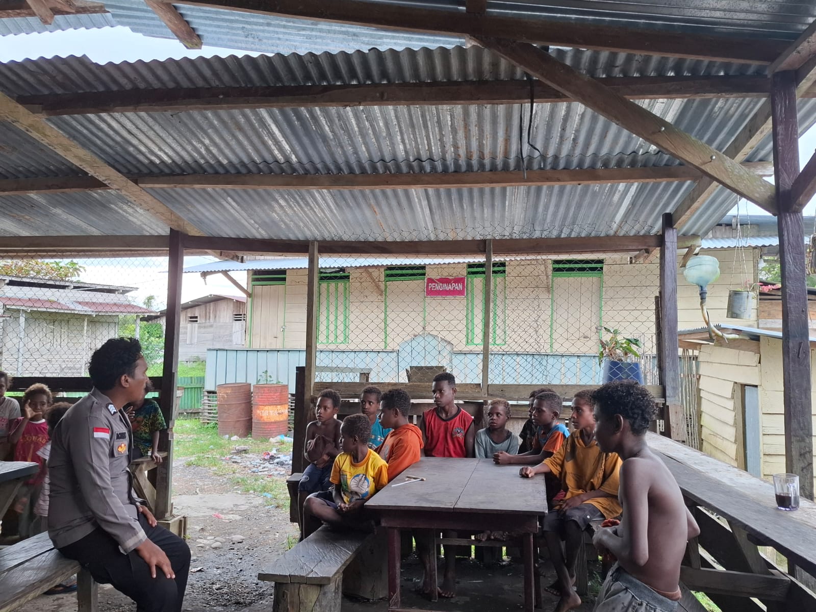 PERSONEL POLSEK KOUH BERIKAN HIMBAUAN KEPADA ANAK-ANAK UNTUK TIDAK BERMAIN DI SUNGAI ANTISIPASI CUACA BURUK