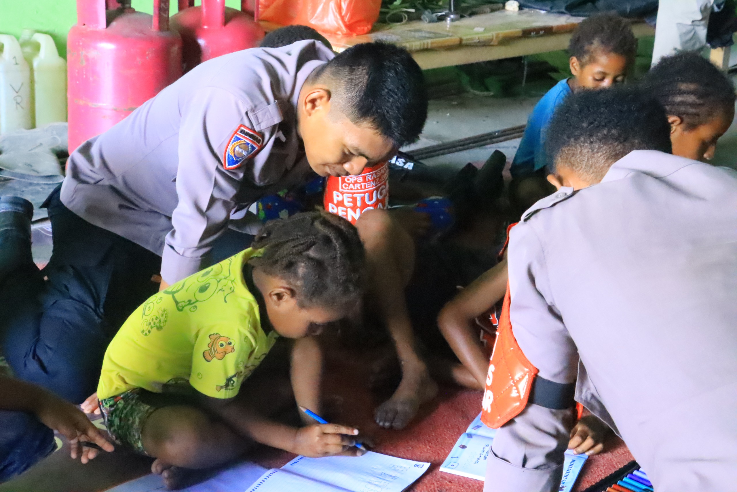 Nyalakan Asa Dari Pedalaman Papua: Subsatgas Si-Ipar Operasi Rasaka Cartenz 2025 Terus Mengajar Anak-anak di Kabupaten Yalimo