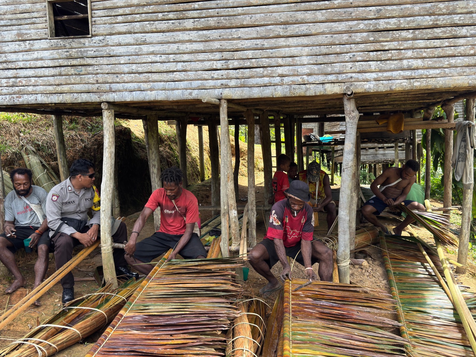Bhabinkamtibmas Polsek Waropko Laksanakan Patroli Kamtibmas dan Himbauan Jelang Natal dan Tahun Baru