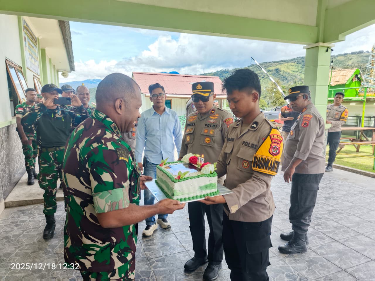 Kapolres Tolikara Bersama Jajaran Berikan Ucapan dan Kue Ulang Tahun ke-43 kepada Dandim 1716