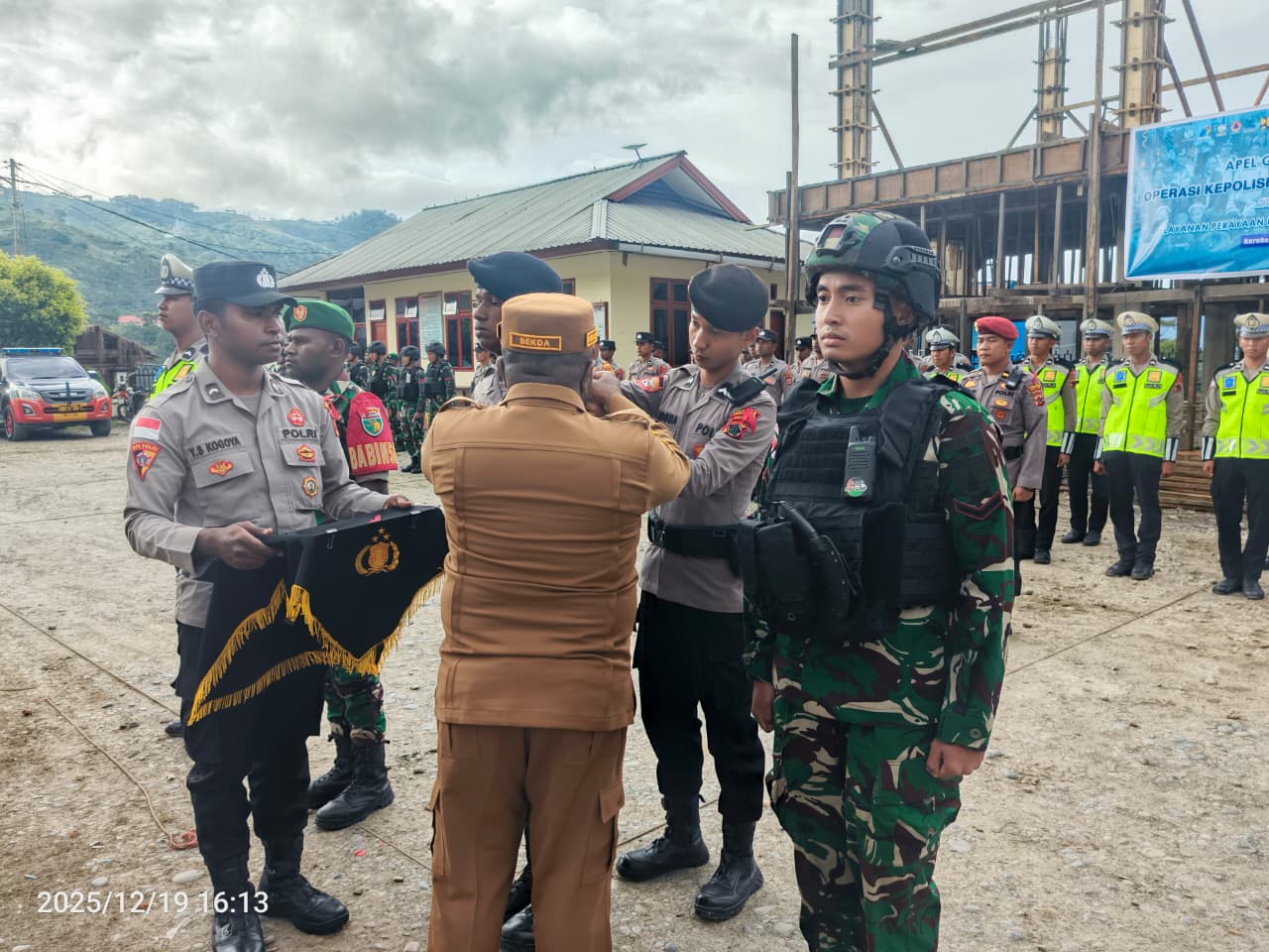 Sekda Tolikara Didampingi Kapolres Tolikara Pimpin Apel Gelar Pasukan Operasi Lilin Cartenz 2025