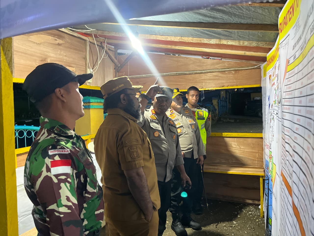 Kapolres Tolikara Bersama Bupati Tolikara, Tinjau Pos Pelayanan Operasi Lilin Cartenz 2025 Di Bank Papua