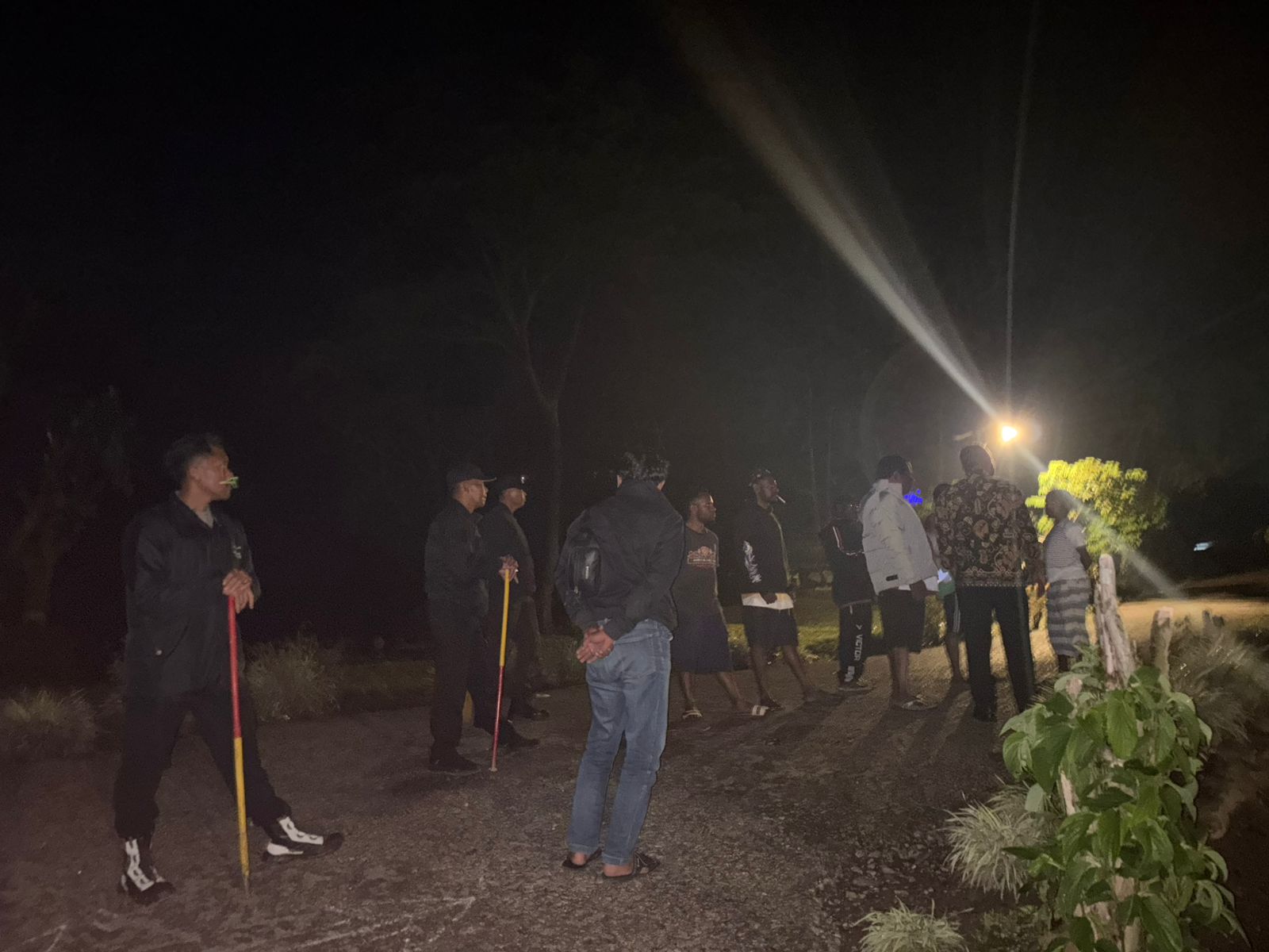 Tim Regu II Ops Lilin Cartenz Respon Laporan Masyarakat Terkait Pelemparan Rumah Kediaman Kabagum di Ifar Gunung Karubaga
