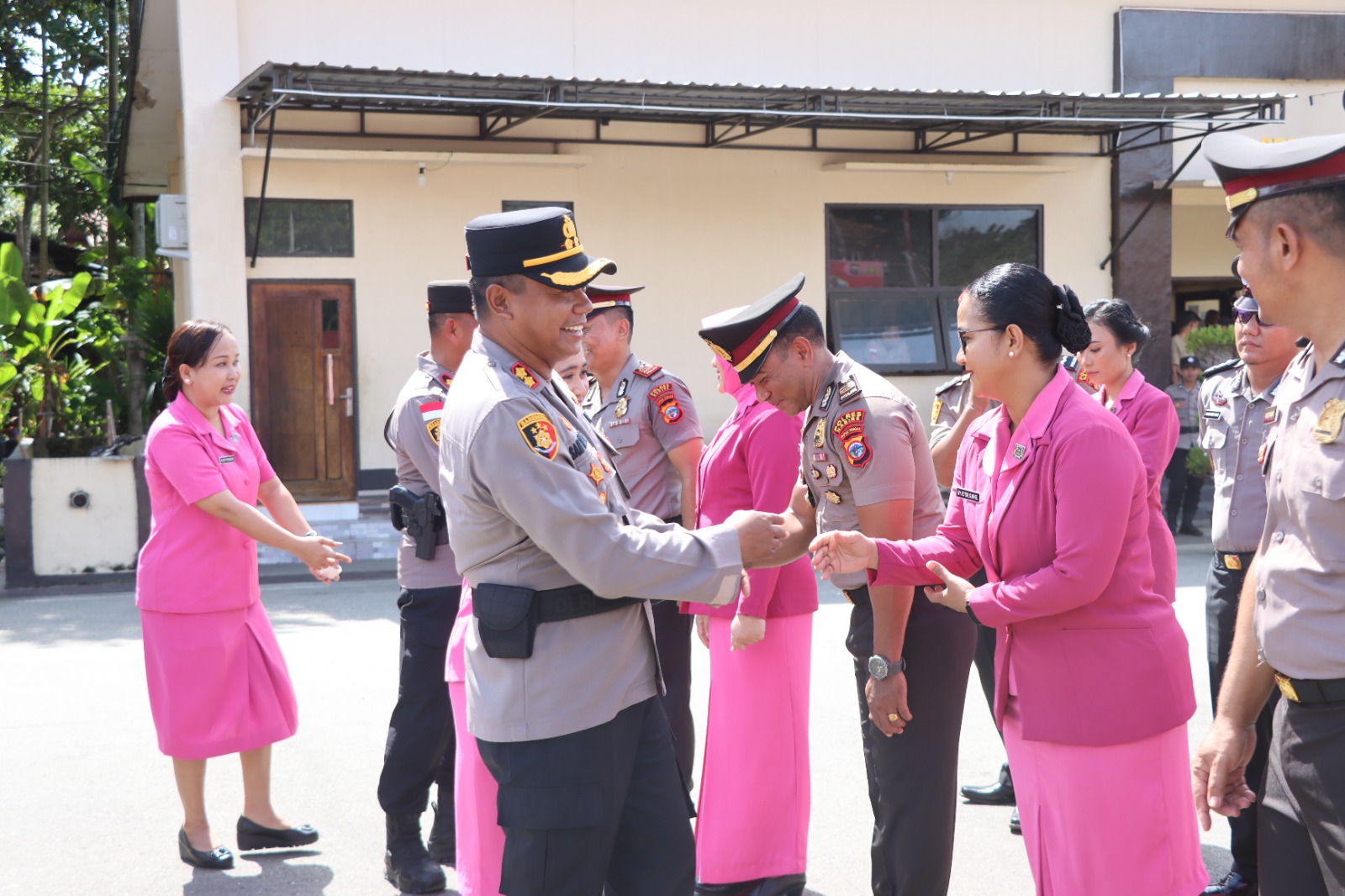 Upacara Kenaikan Pangkat Perwira dan Bintara periode 1 Januari 2026 serta pemberian penghargaan Kapolres Nabire kepada personel Polres Nabire yang berprestasi
