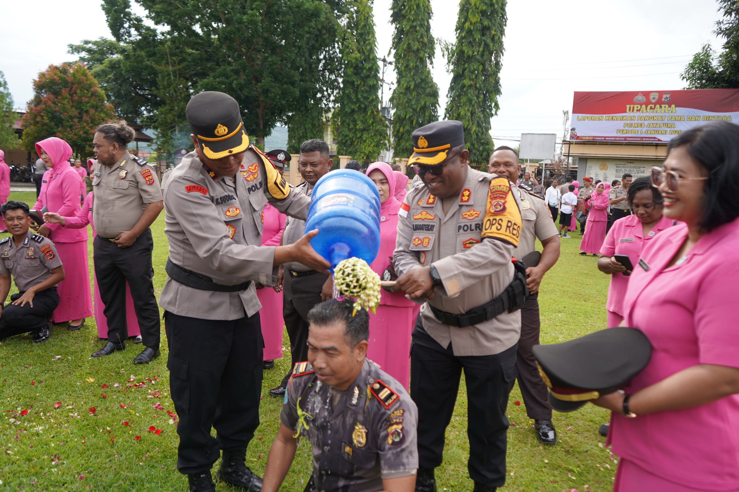 Kapolres Jayapura AKBP Umar Nasatekay, S.I.K Pimpin Upacara Kenaikan Pangkat 101 Personel