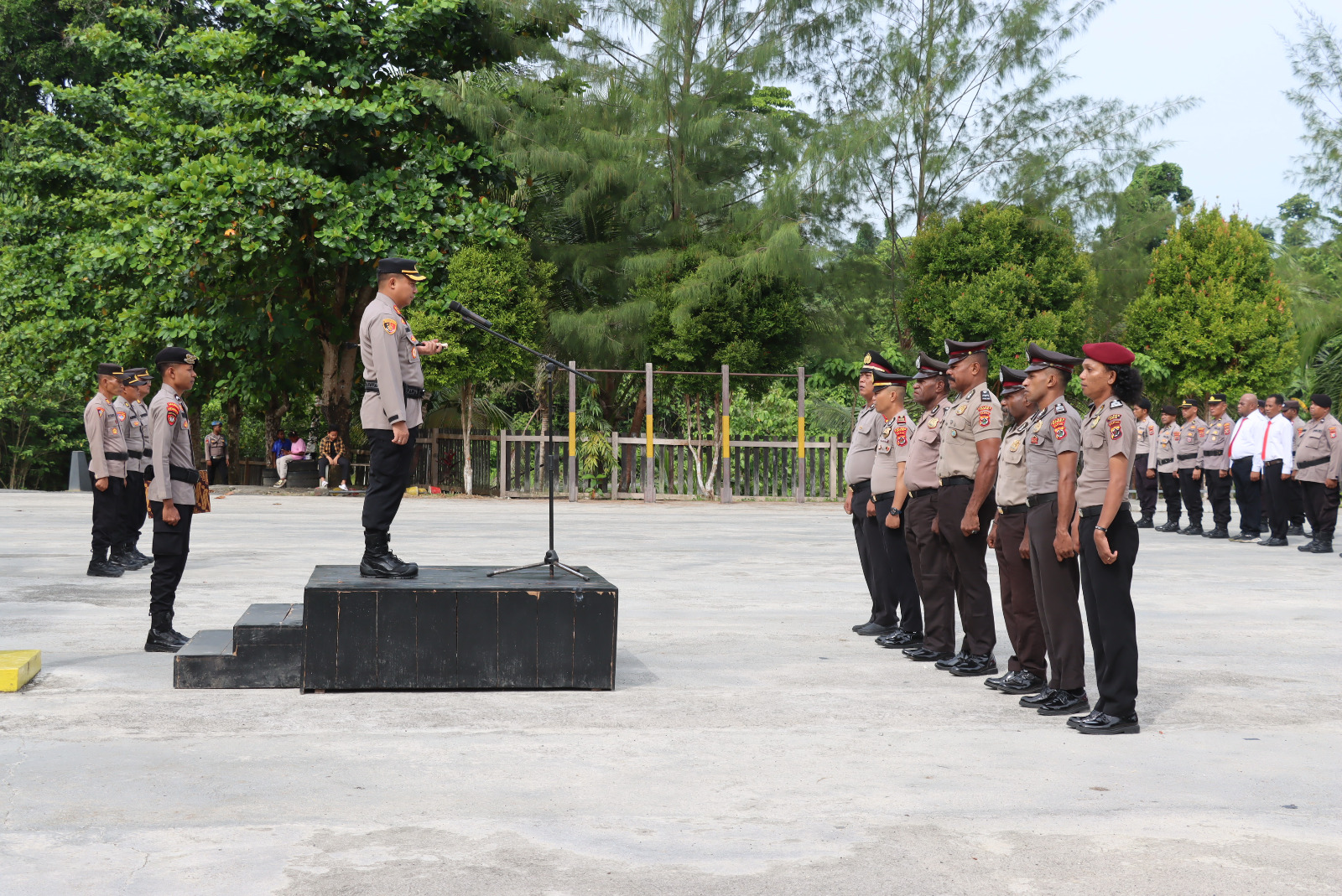 37 Personel Polres Sarmi Naik Pangkat, Kapolres Tekankan Tanggung Jawab dan Profesionalisme