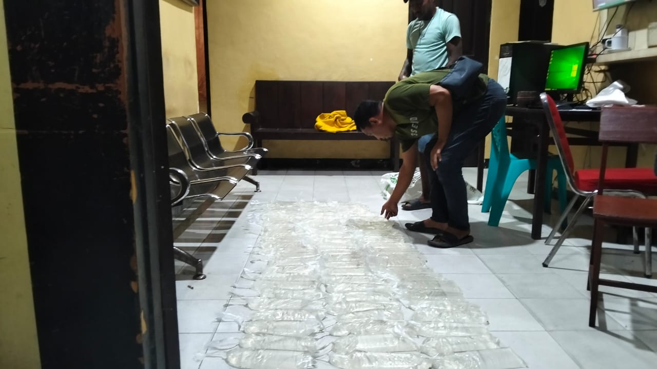 Polsek Mimika Timur Berhasil Amankan Pelaku Peredaran Miras Lokal Jenis Sopi di Kampung Pomako.