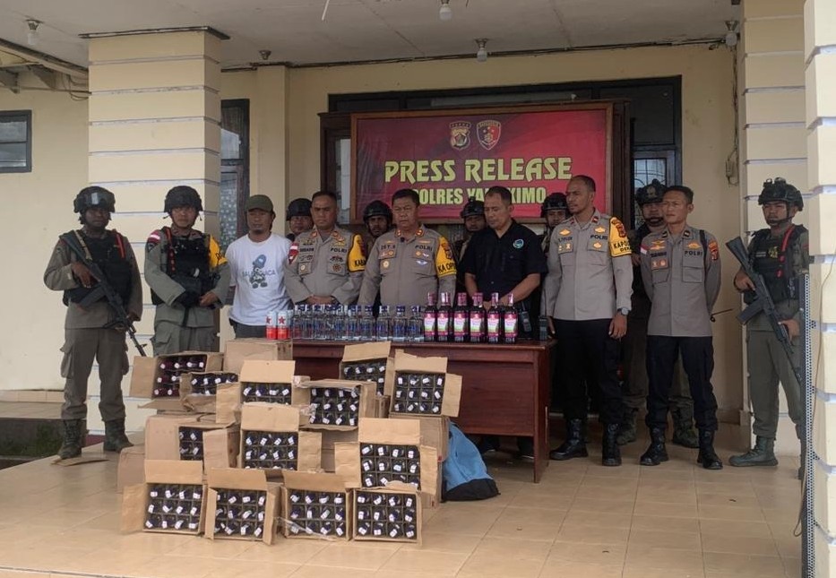Polres Yahukimo Gelar Press Release Pengungkapan Ratusan Botol Miras, Kapolres Tegaskan Komitmen Berantas Peredaran Miras Ilegal