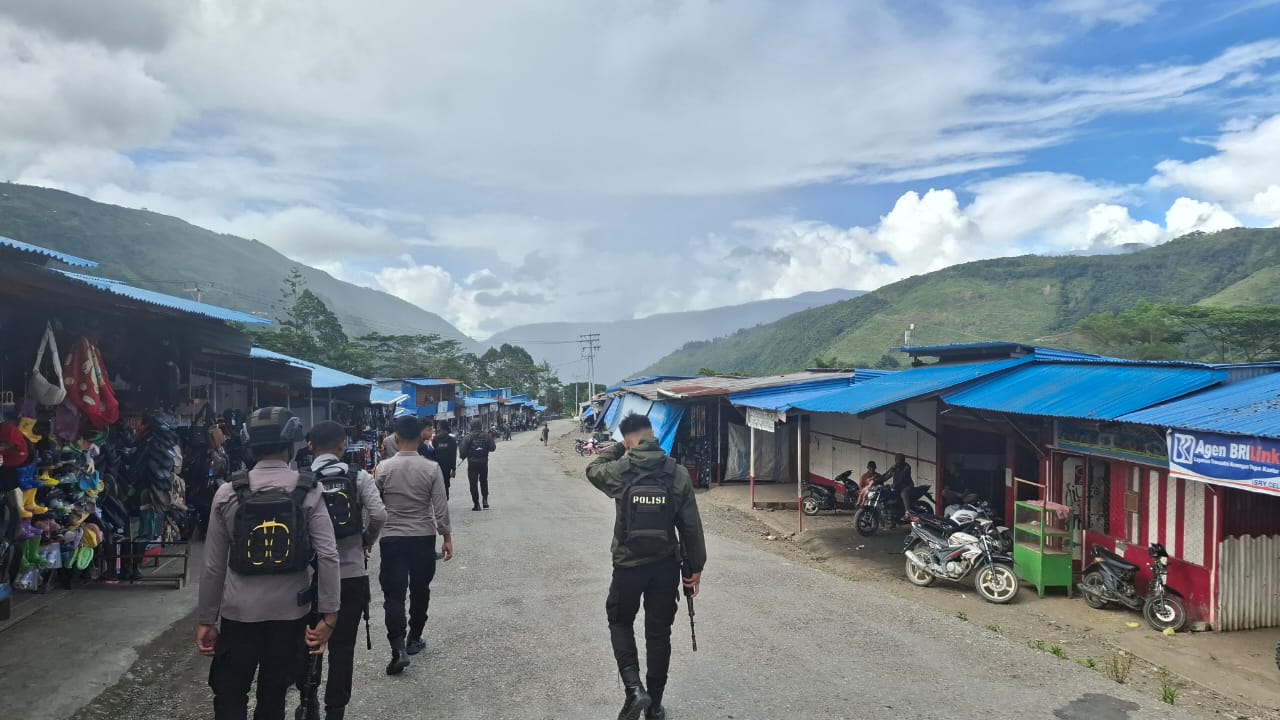 Laksanakan Patroli, Polres Tolikara Ajak Warga Jaga Keamanan Bersama