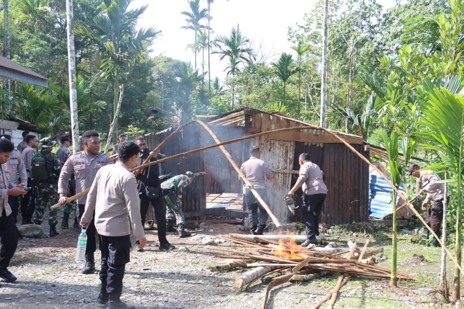 Polres Mimika Laksanakan Razia Alat Perang dan Pembongkaran Tenda Pasca Bentrok Warga Kampung Amole