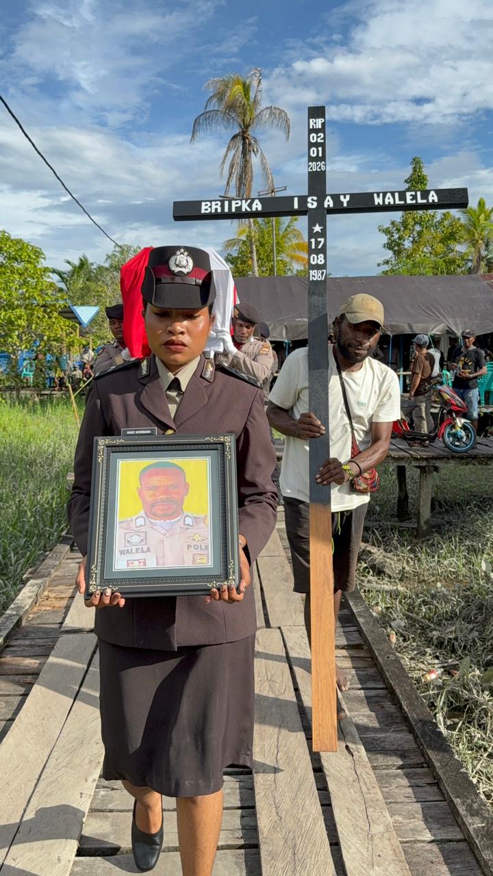 Upacara Persemayaman dan pemakaman Jenazah Almarhum Bripka Isay Walela. Banit Binmas Polsek Sawa Erma Polres Asmat