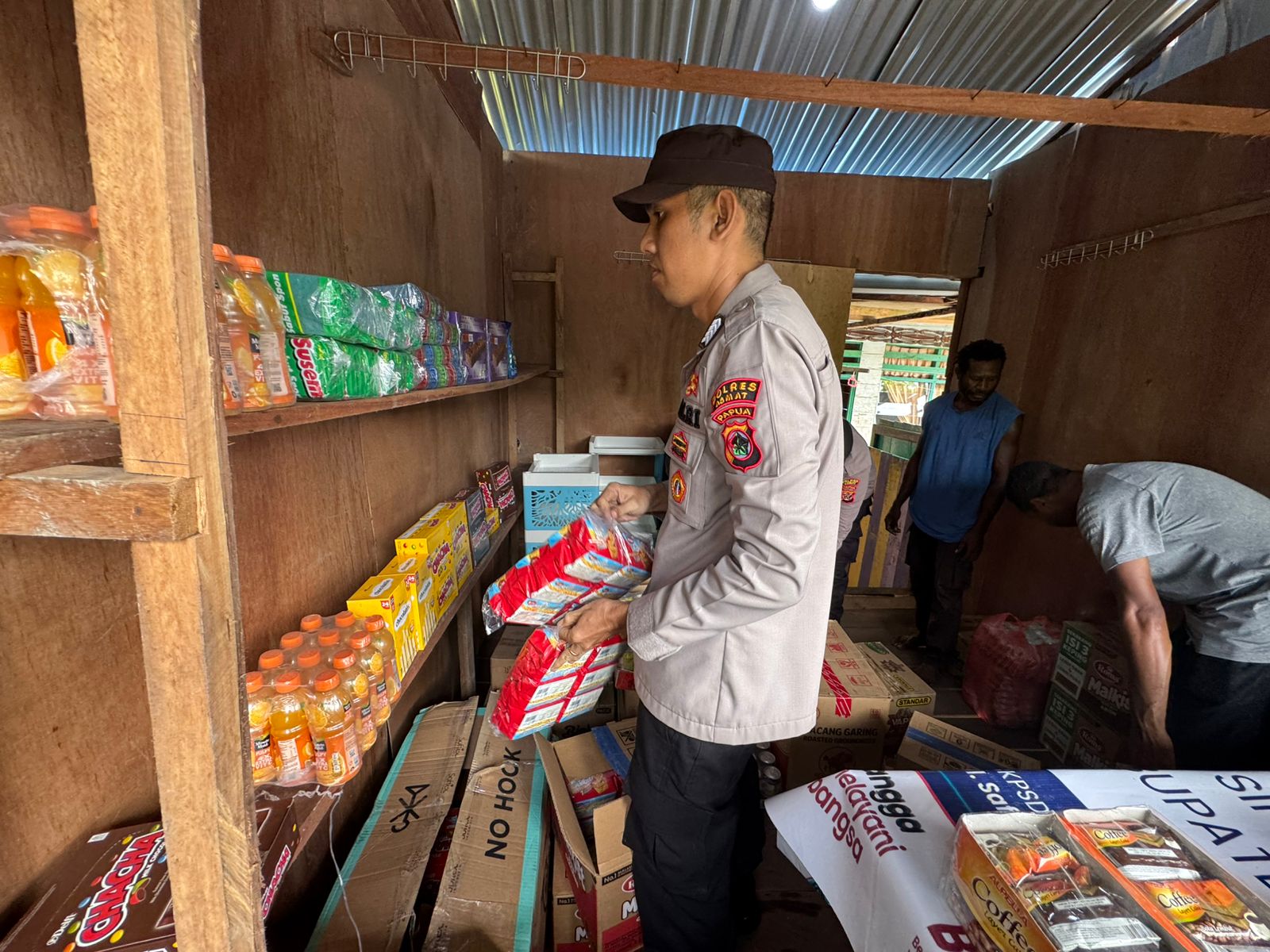 Polres Asmat Berikan Bantuan Pengembangan Usaha Kepada Masyarakat Kampung Kaye.