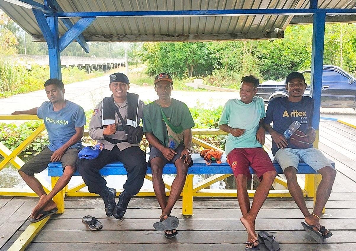 Bhabinkamtibmas, Aipda Imron Laksanakan Pengamanan Pembangunan Infrastruktur dan Edukasi Literasi di Kampung Tobati–Enggros