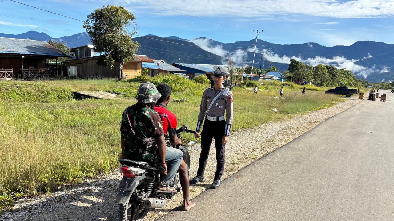 Polri Hadir Melayani Masyarakat Wujud Kepedulian Sat Lantas Polres Mamberamo Tengah Untuk Menjaga Kamseltibcar
